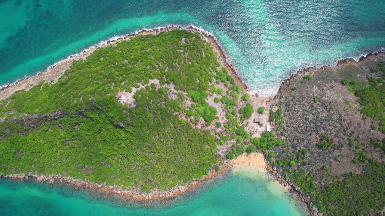 Vista aerea dall'alto di Ilheu das Cabras (isolotto delle capre) e del mare turchese a São Tomé e Principe, Africa