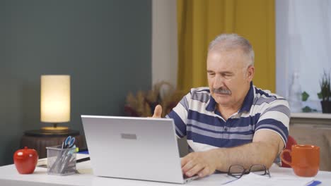 Home office worker old man is incompetent.