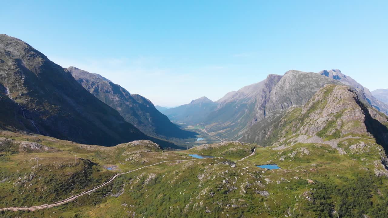tiro de drone volando sobre un hermoso paisaje en noruega 4k