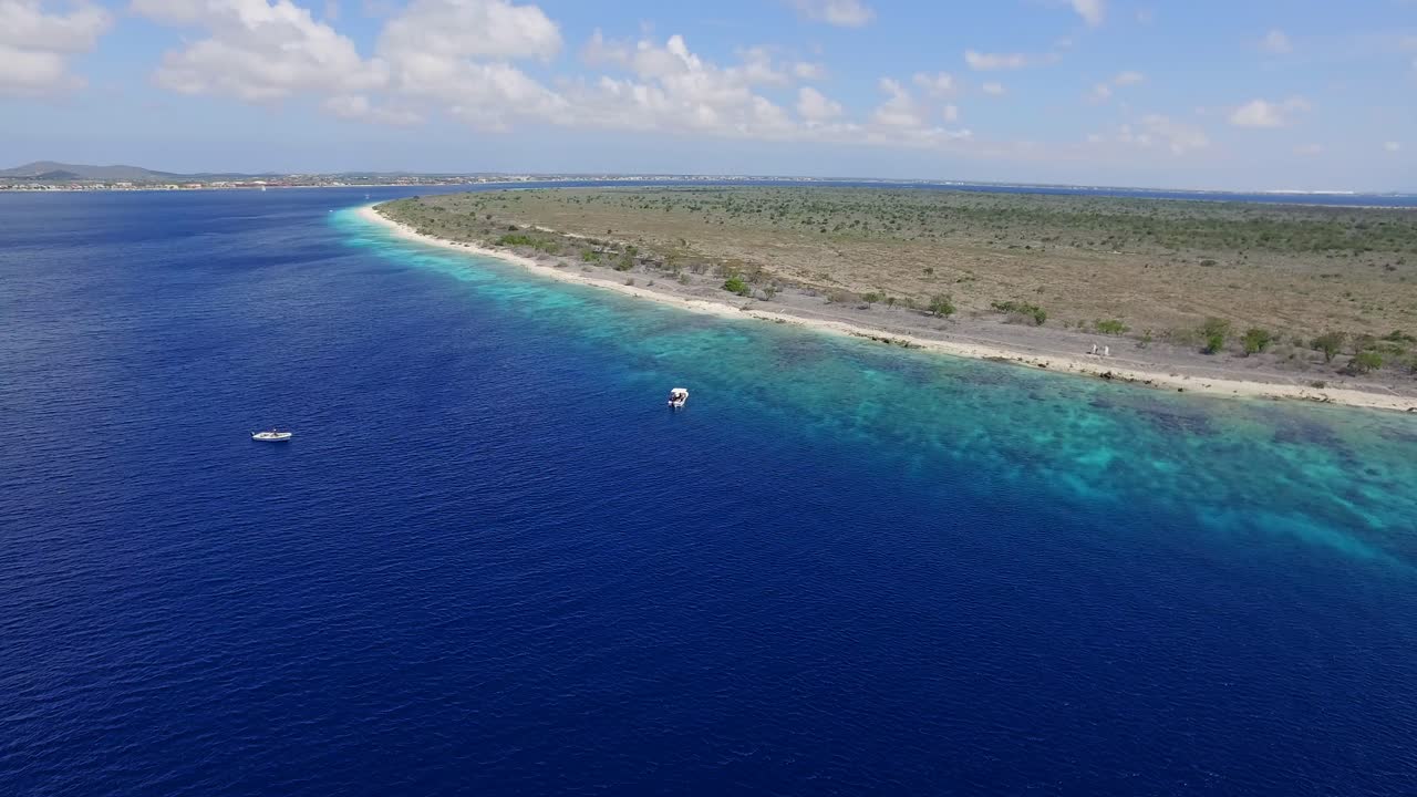 Vista aerea di un'isola tropicale con acque turchesi