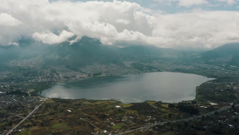 厄瓜多爾的聖帕布洛湖和伊姆巴布拉非活性層火山的全景 - 無人機拍攝