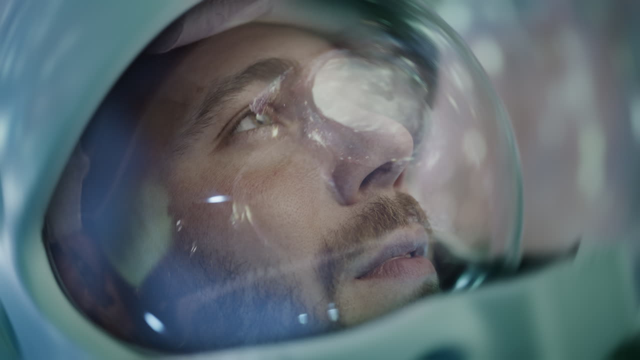 Astronauta con casco spaziale