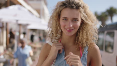 Retrato-De-Una-Hermosa-Mujer-Rubia-Pasando-La-Mano-Por-El-Cabello-Sonriendo-Confiada-Disfrutando-De-Un-Día-Soleado-Y-Relajado