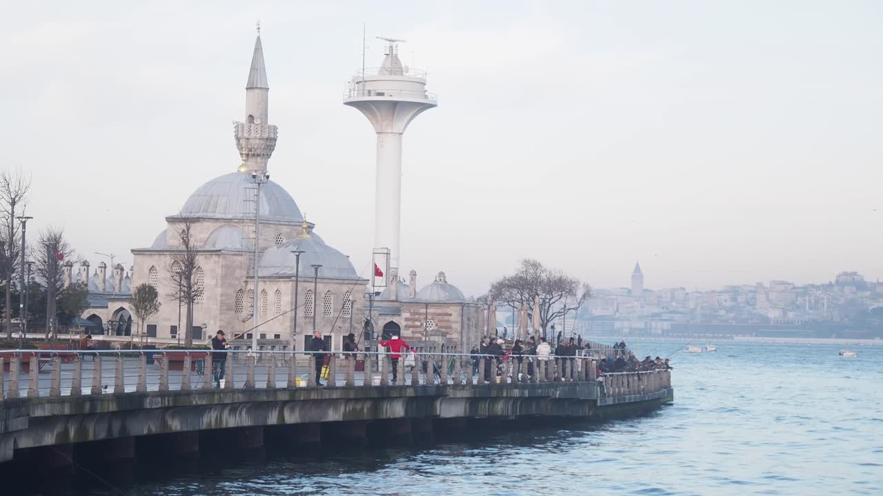 mezquita frente al mar de estambul y muelle de pesca