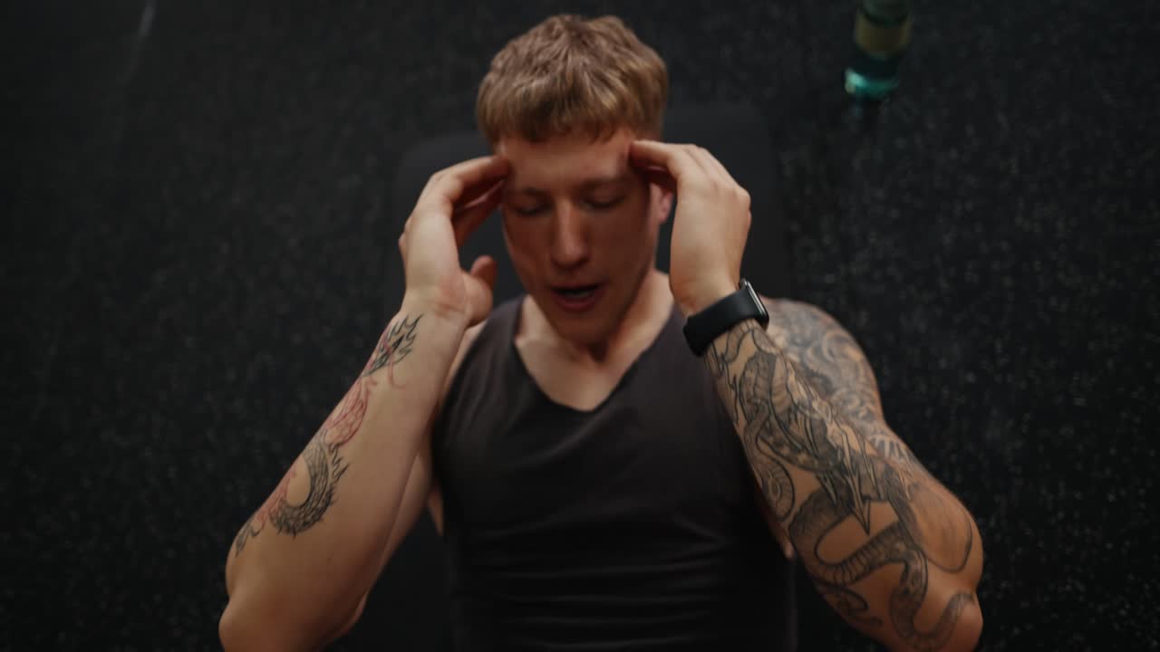 체육관에서 운동하는 남자, 지쳤습니다.