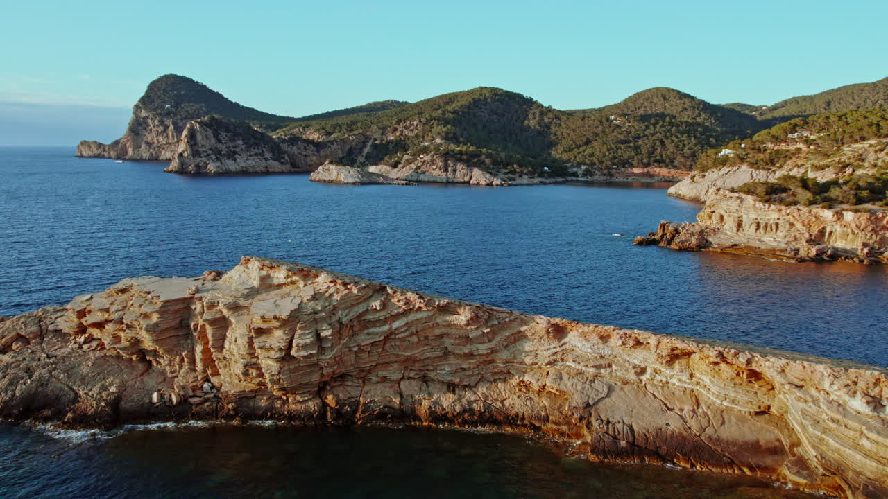 Sorvolo delle formazioni rocciose sporgenti di Punta de Sa Galera a San Antonio, Ibiza, Spagna