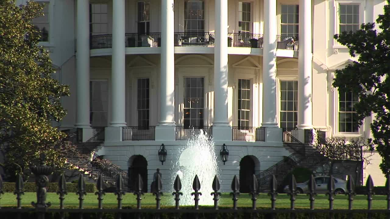 la cámara recorre lentamente el exterior de la casa blanca en washington dc