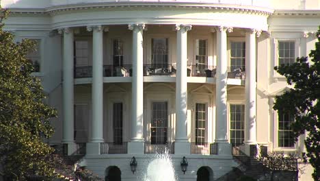 La-Cámara-Recorre-Lentamente-El-Exterior-De-La-Casa-Blanca-En-Washington-Dc