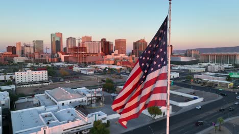 la bandera estadounidense ondeando al atardecer en phoenix, arizona