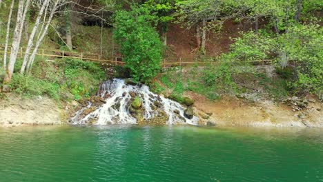 Hermosa-Toma-Aérea-Del-Lago-Di-San-Domenico-En-La-Provincia-De-L&#39;aquila,-Abruzzo-Italia