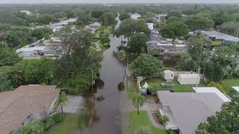 vídeo de drones de 4k de las inundaciones causadas por la tormenta del huracán idalia en st.