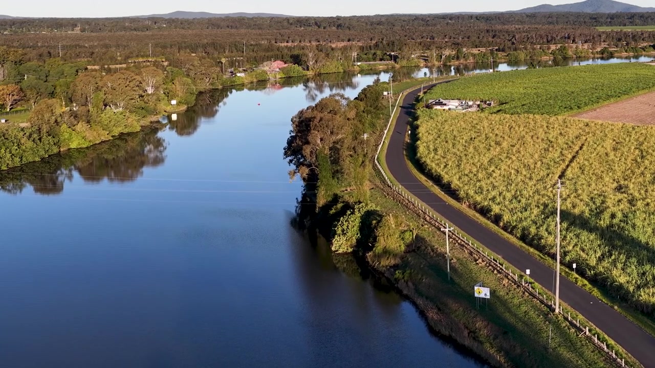 Vista aérea de drone do Rio Clarence serpenteando por campos agrícolas em Maclean, Austrália