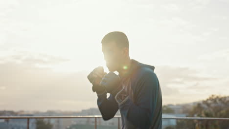 Mann,-Boxen-Und-Schlagen-Im-Fitnessbereich