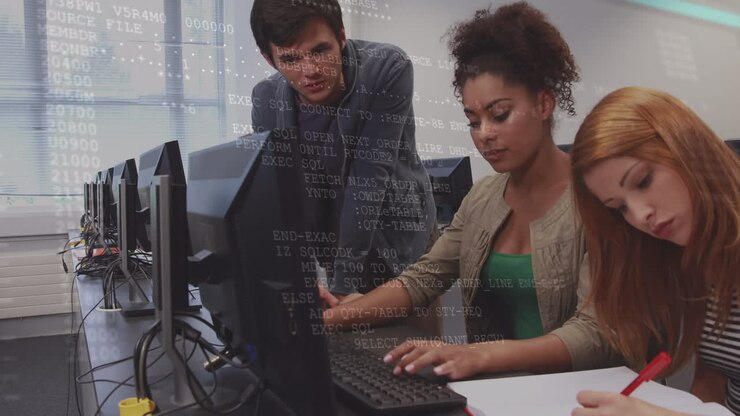 Animatie van gegevensverwerking over diverse mensen die computers gebruiken