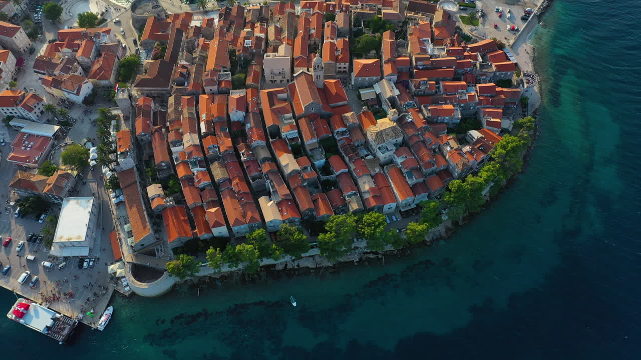 Letecký: Město Korčula, turistická destinace v Chorvatsku.