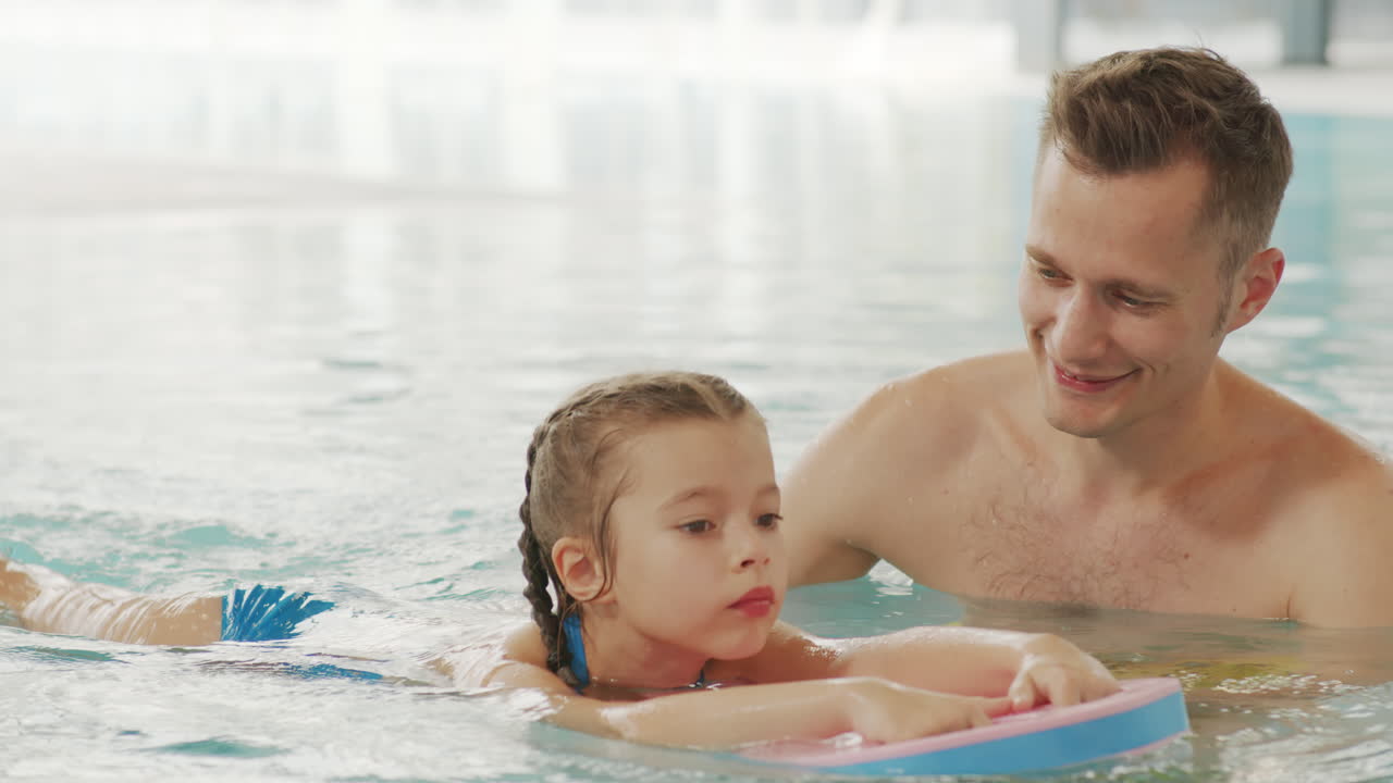 아버지 가 딸 에게 수영 을 가르치는 것