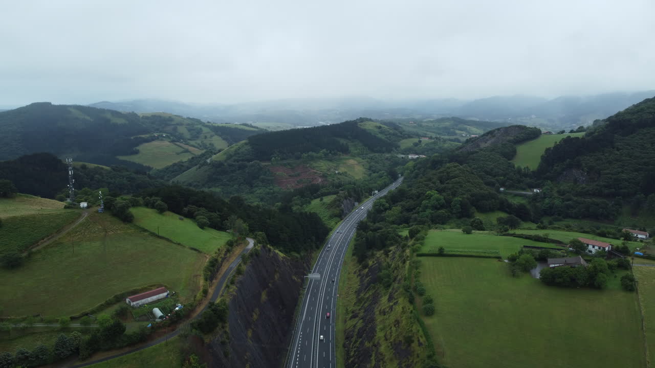 carretera a través de un valle de montaña