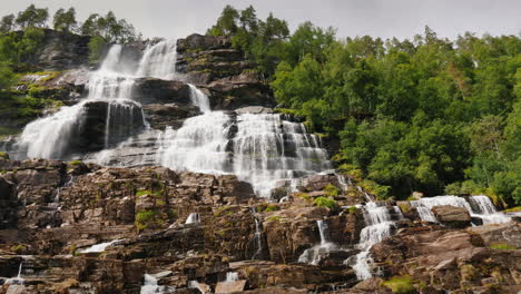 Der-Stufenwasserfall-Des-Twindorfensen-Ist-Norwegens-Höchster-Wasserfall