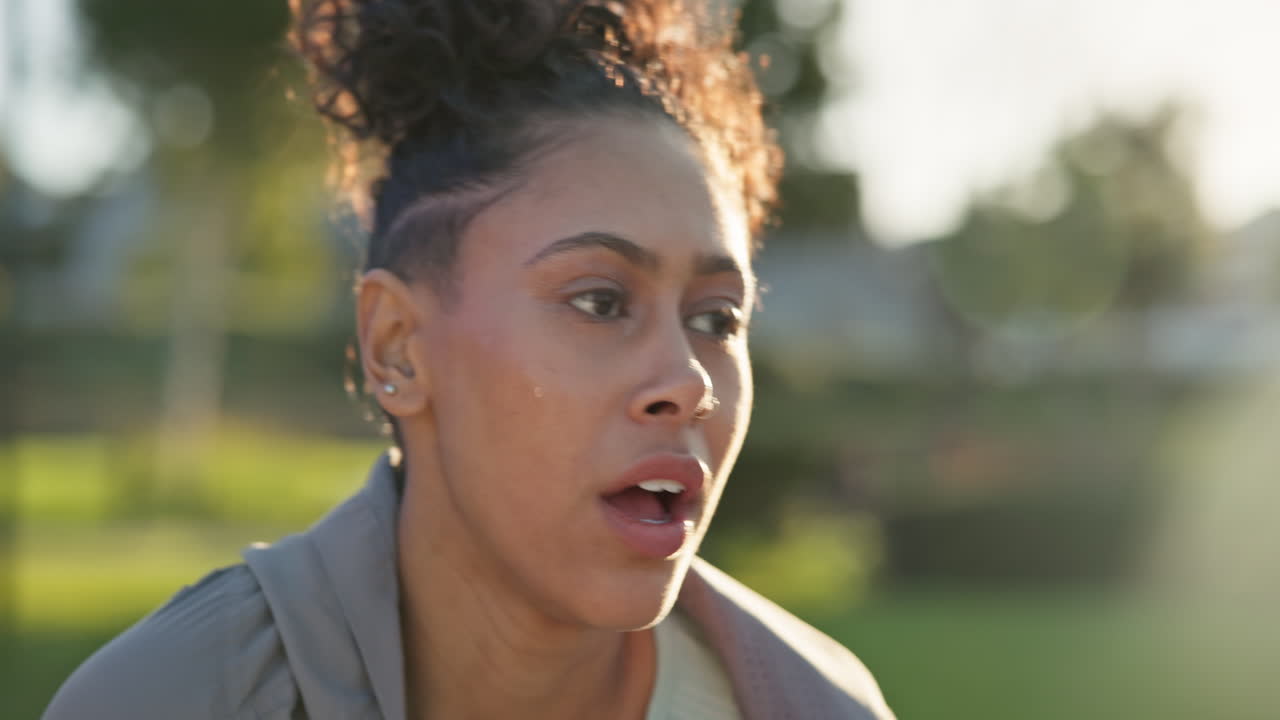 deportes, fatiga y mujer cansada en una calle de la ciudad