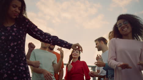 Amigos-Multiétnicos-Balanceándose-En-La-Fiesta.-Chica-Africana-Bailando-En-La-Discoteca-Al-Aire-Libre.