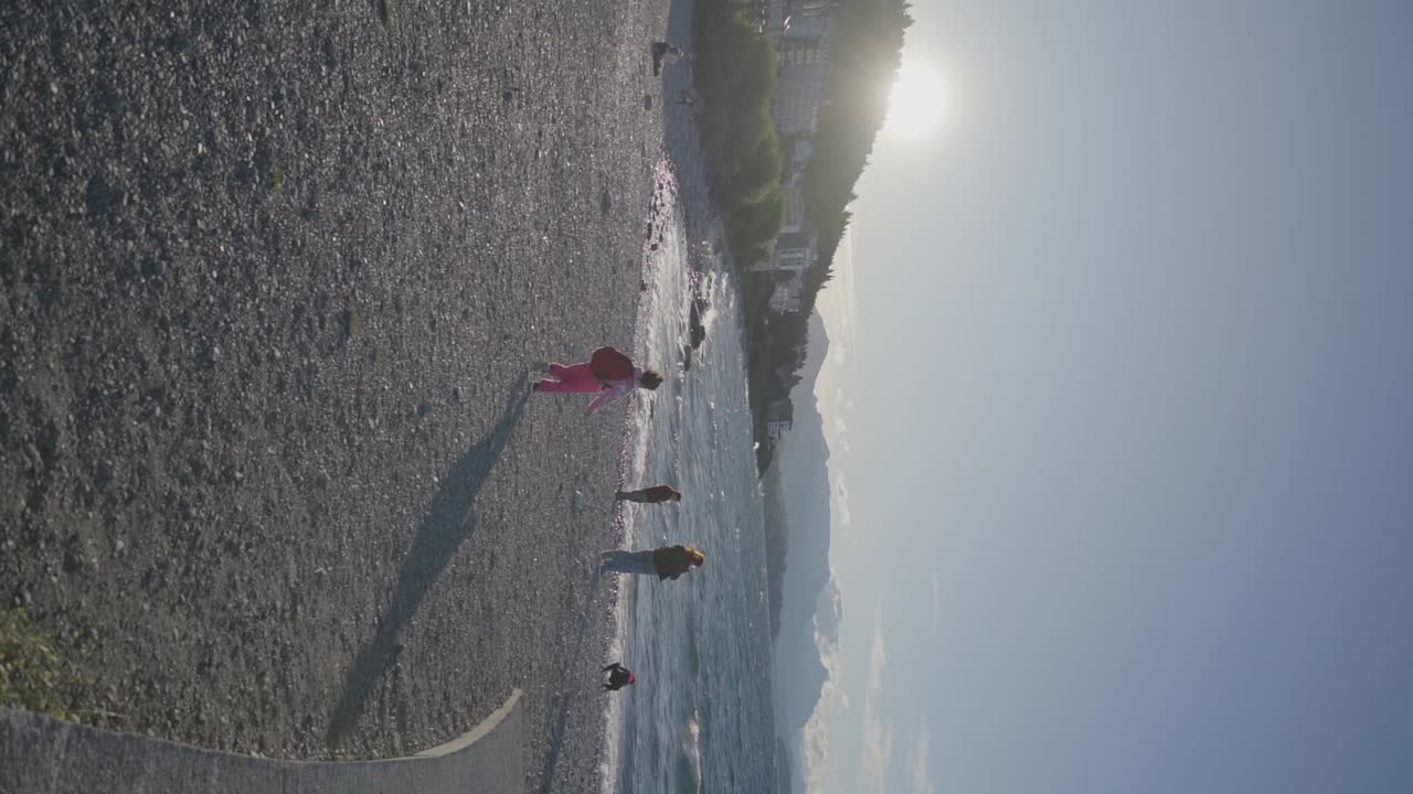 una familia en la playa