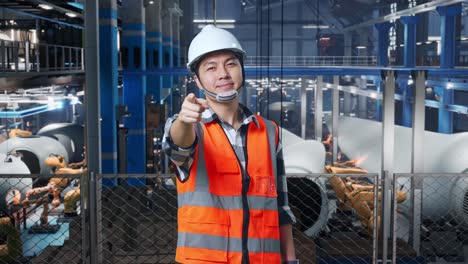 trabajador de fábrica señalando a la maquinaria