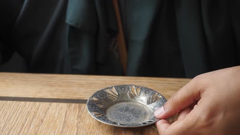전통적인 터키 커피는 은색 트레이에 있습니다.