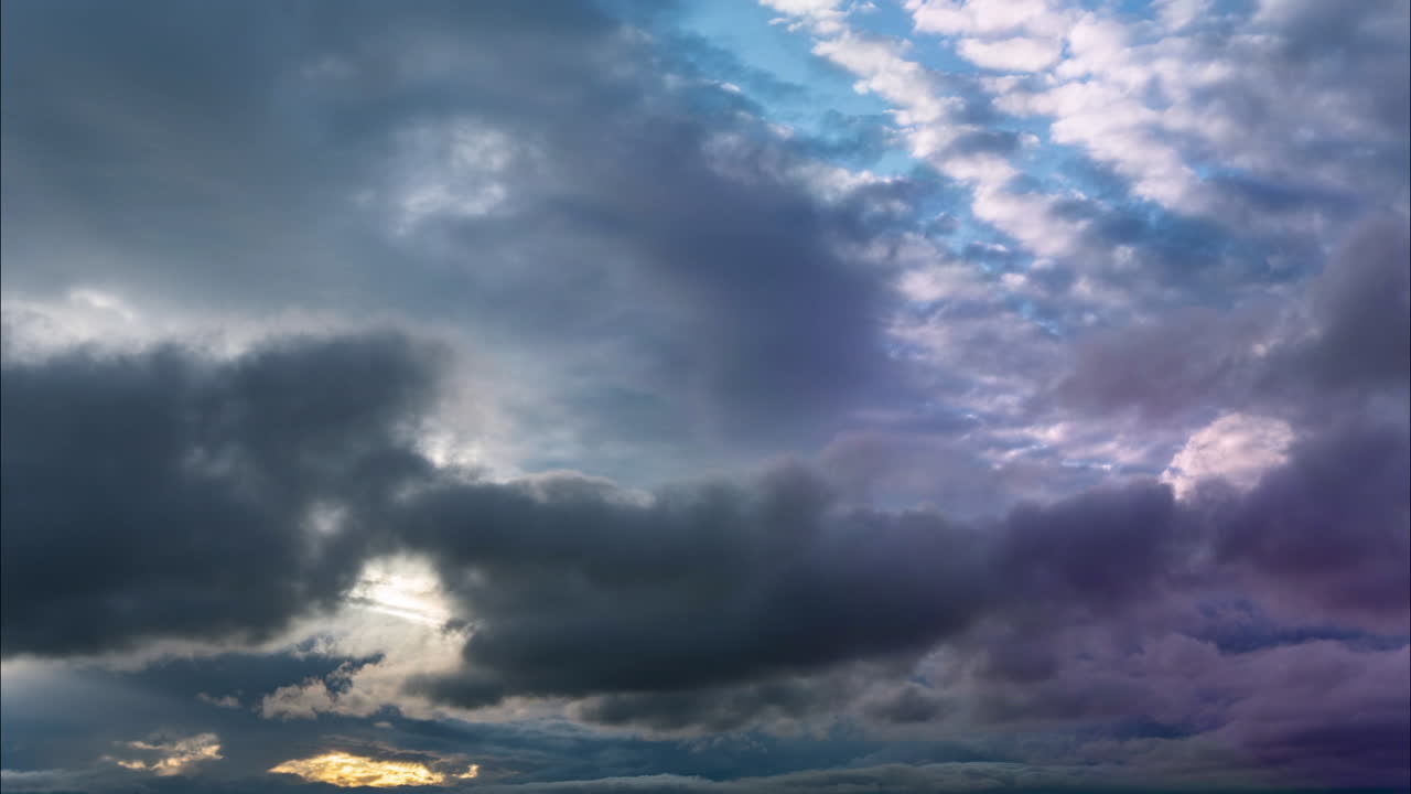 los hermosos colores del cielo con nubes rodando y corriendo por encima y el sol escondido detrás de ellos - lapso de tiempo