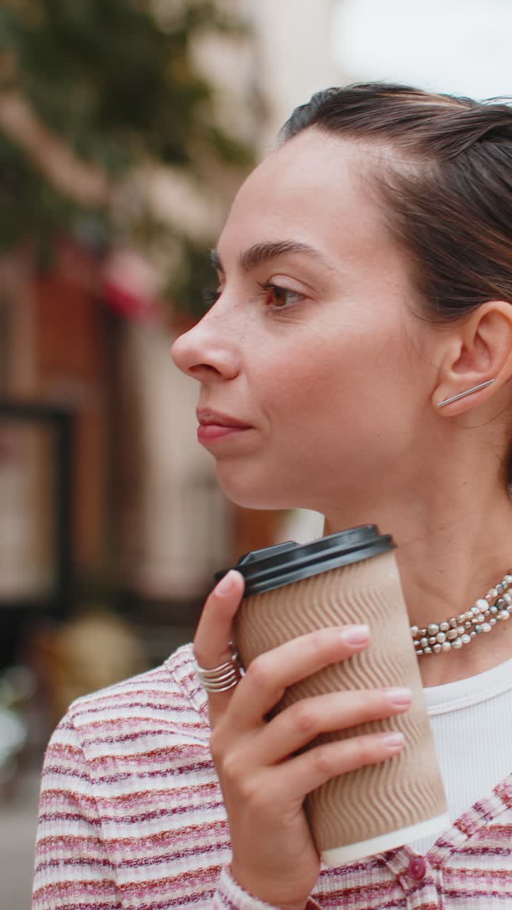 feliz mujer sonriente caminando por la calle de la ciudad disfrutando del café de la mañana bebida caliente relajándose tomando un descanso
