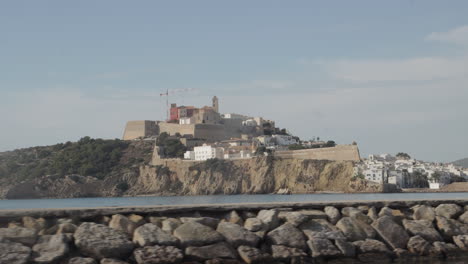 Suave-Paralaje-Del-Casco-Antiguo-De-Ibiza-Y-El-Puerto,-España