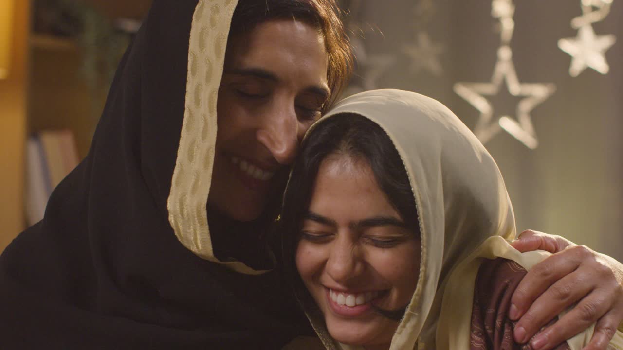 amorosa y feliz familia musulmana celebrando eid abrazándose en casa 1