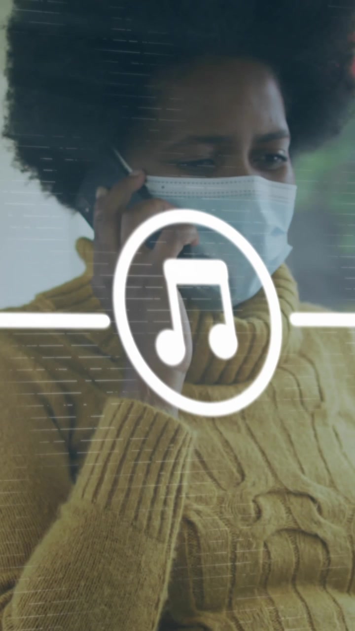 Animazione di icone del telefono in cerchi su una donna afroamericana che indossa una mascherina e usa il telefono sull'autobus