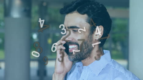 animación de números cambiantes sobre un hombre caucásico haciendo una llamada usando un teléfono inteligente