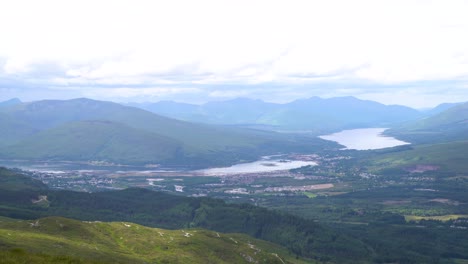 Wunderschöner-Zeitraffer-über-Die-Weitläufige-Grüne-Natur-Der-Schottischen-Highlands-Mit-Blick-Auf-Fort-William-An-Einem-Teilweise-Bewölkten-Tag