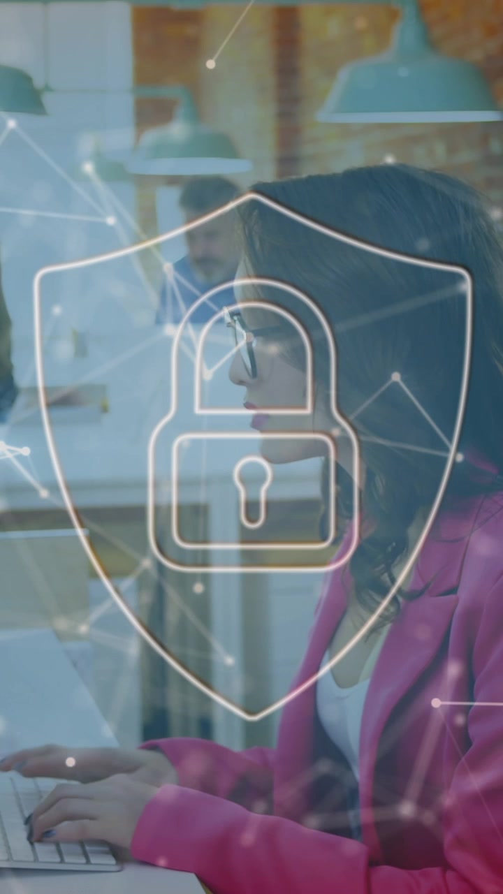 Animazione di lucchetto di sicurezza e rete di connessioni su sfondo di donna che usa il computer