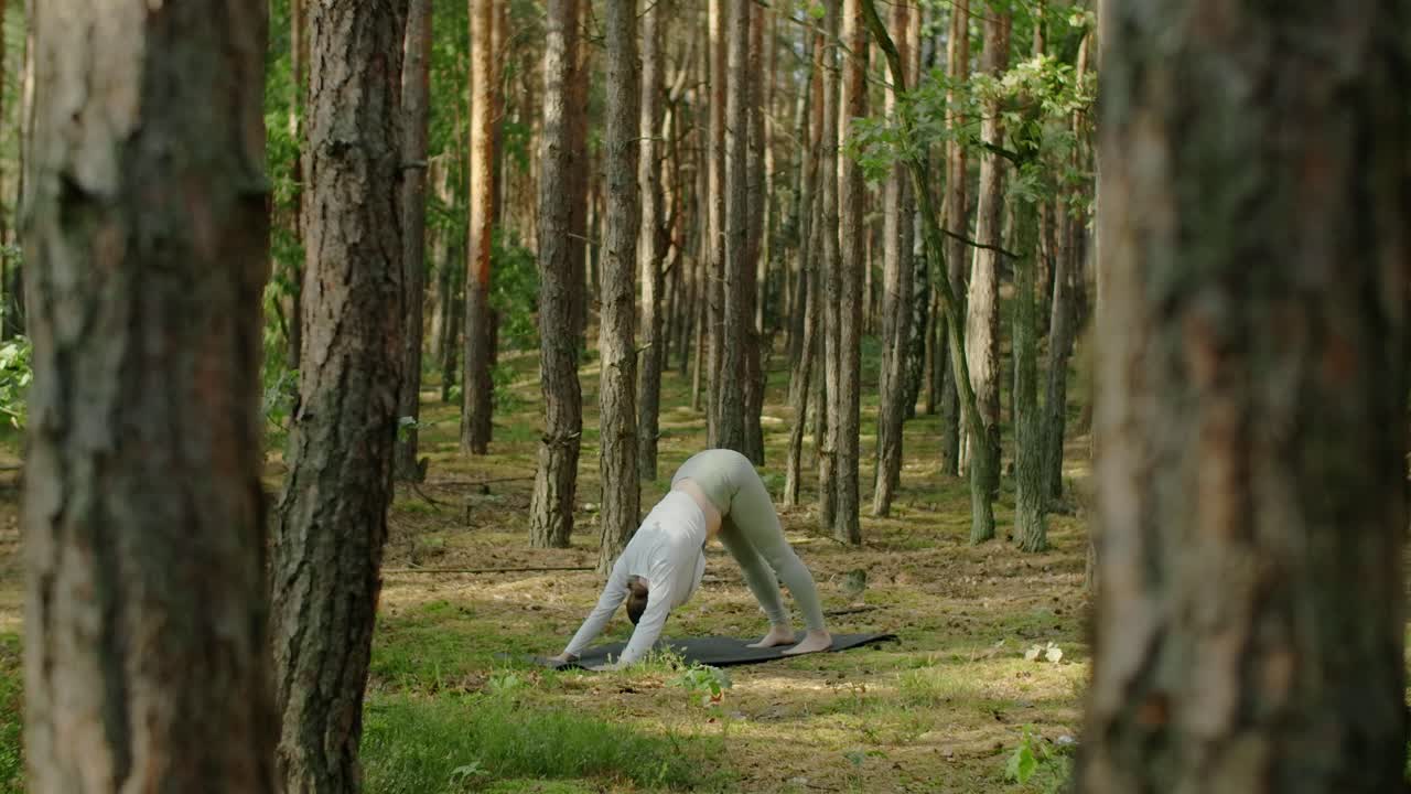 Donna che fa yoga in una foresta