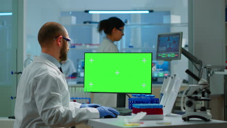 hombre investigador mirando la pantalla de la llave de croma de la computadora