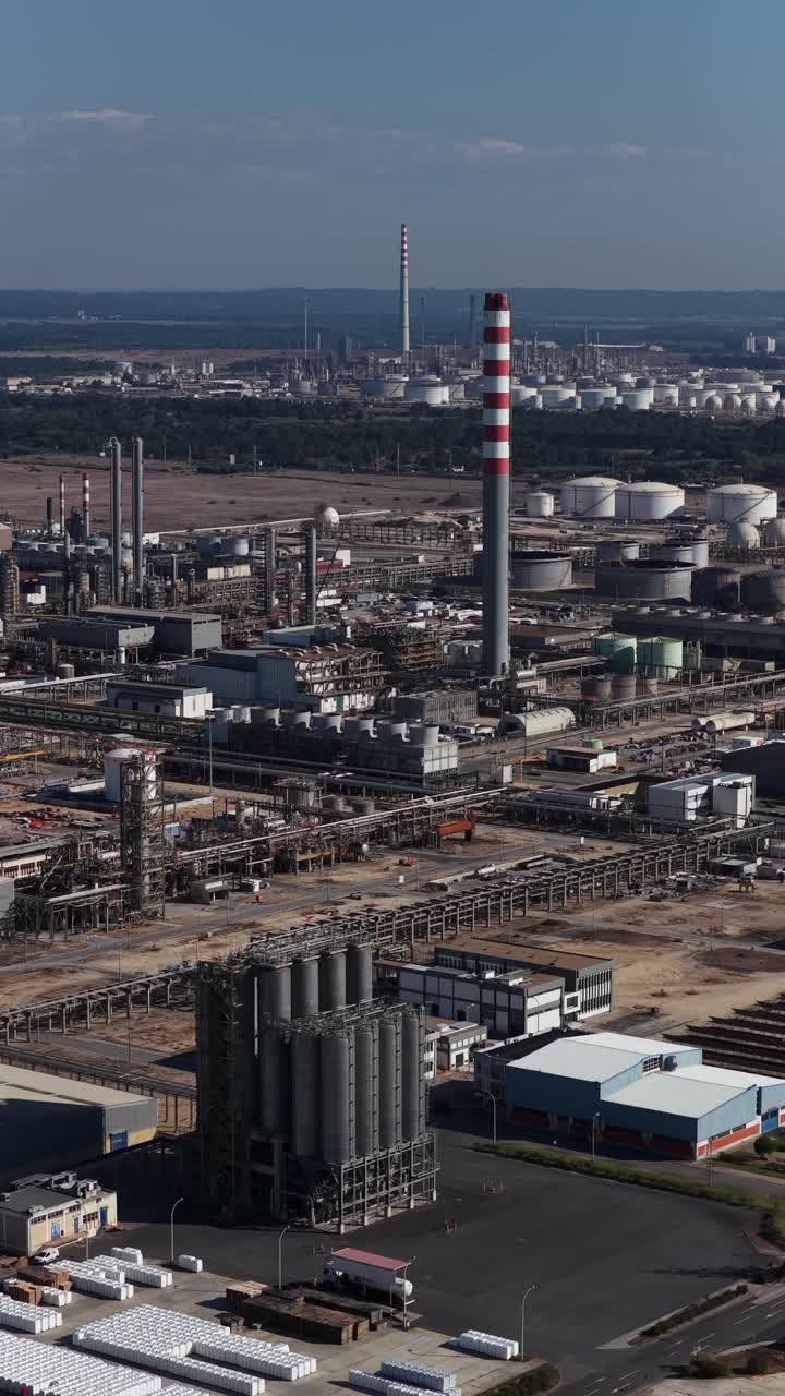 Scatto verticale di una grande raffineria di petrolio