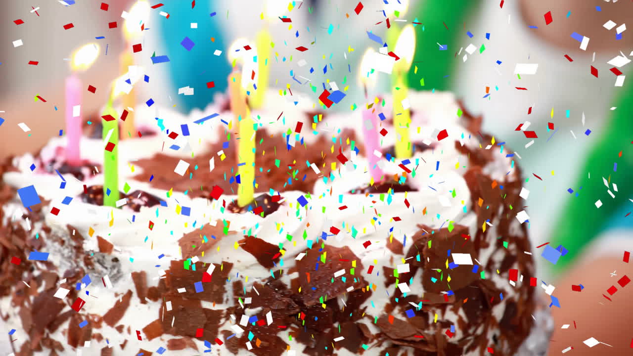 불타는 불과 초콜릿 어리로 생일 케이크 위에 콘페티 애니메이션