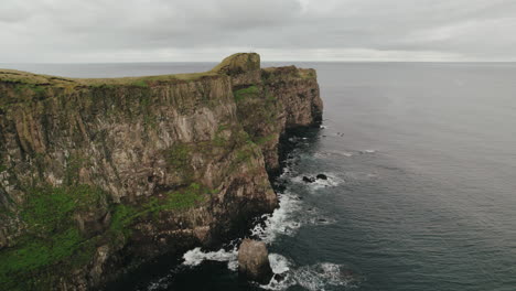 Seevögel-Fliegen-In-Der-Nähe-Von-Steilen-Klippen,-Grimsey-Island,-Arktischer-Kreis