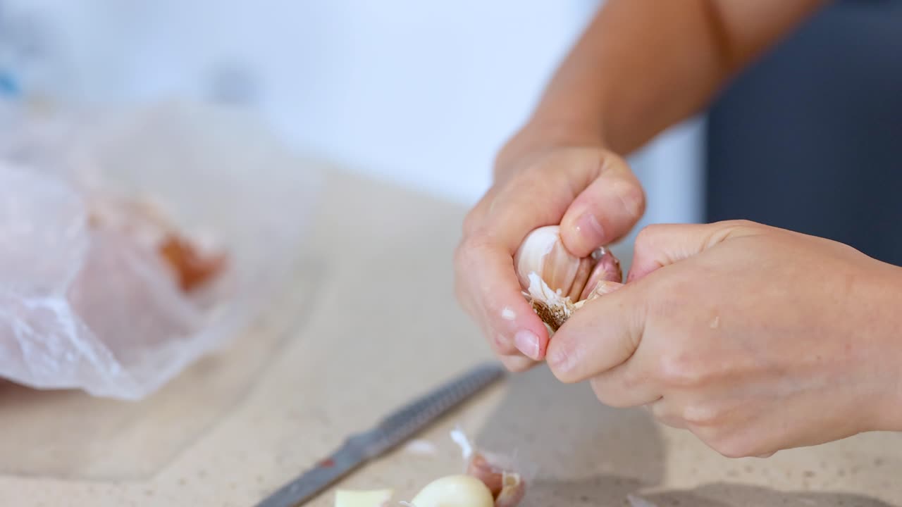 질을 벗기는 마늘