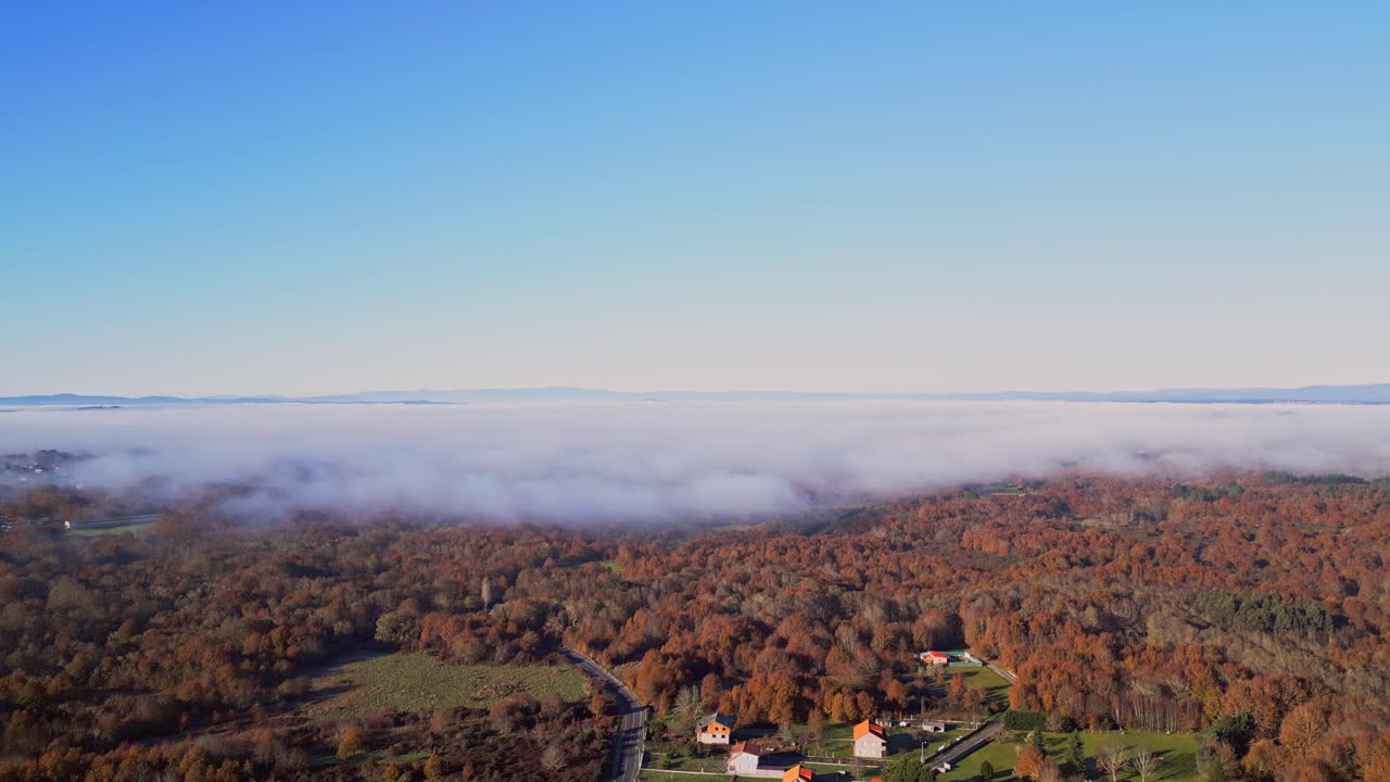 paisaje montañoso de niebla de otoño