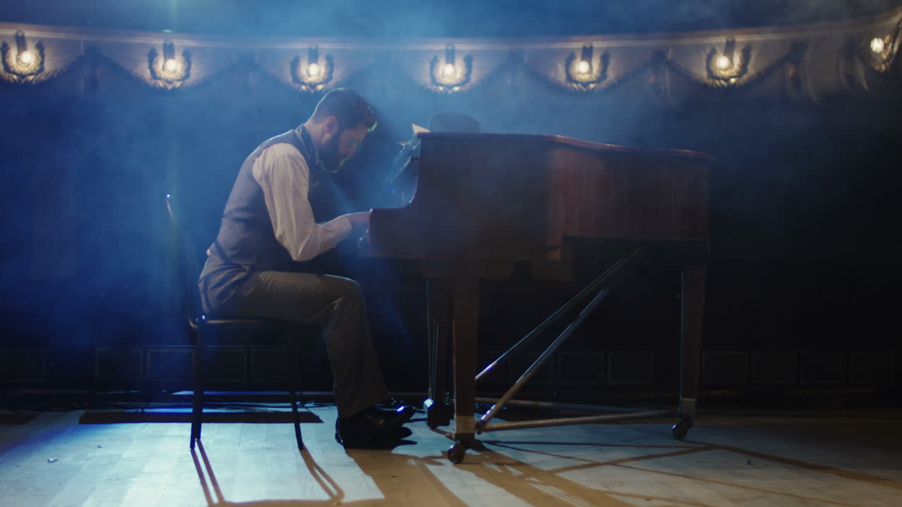 pianista actuando en el escenario