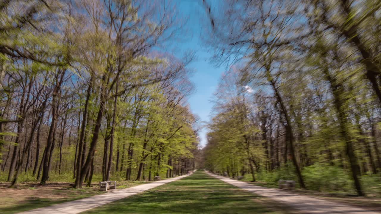 un paseo por el parque hvezda en praga en el hermoso día soleado