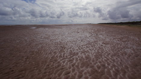 Wide-shot-of-the-beach-at-low-tide,-at-Theddlethorpe,-Dunes,-National-Nature-Reserve-at-Saltfleetby