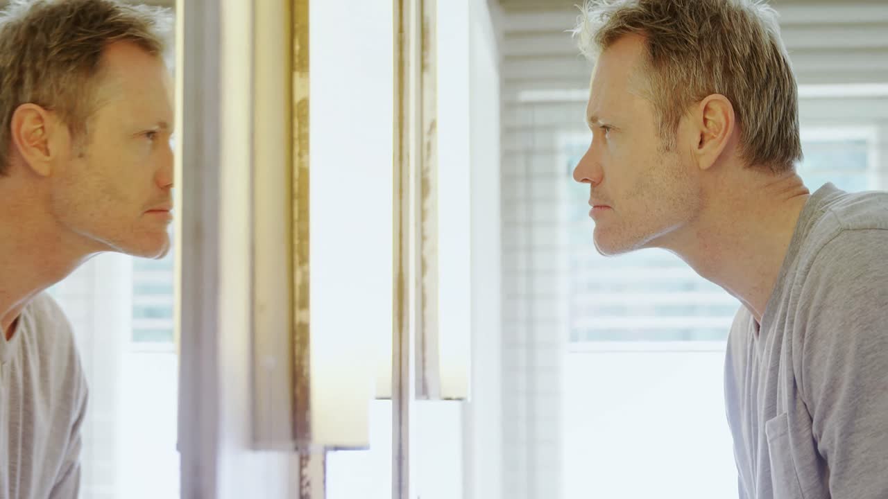 거울에서 자신을 보는 남자 4k