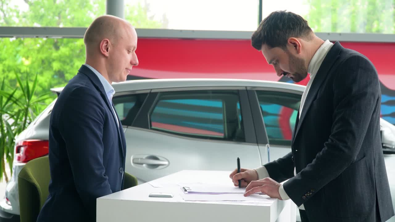 Venditore e acquirente firmano un contratto di acquisto auto. Uomo d'affari che acquista un'auto.
