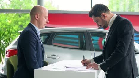 el vendedor y el comprador firman un contrato de compra de automóviles.