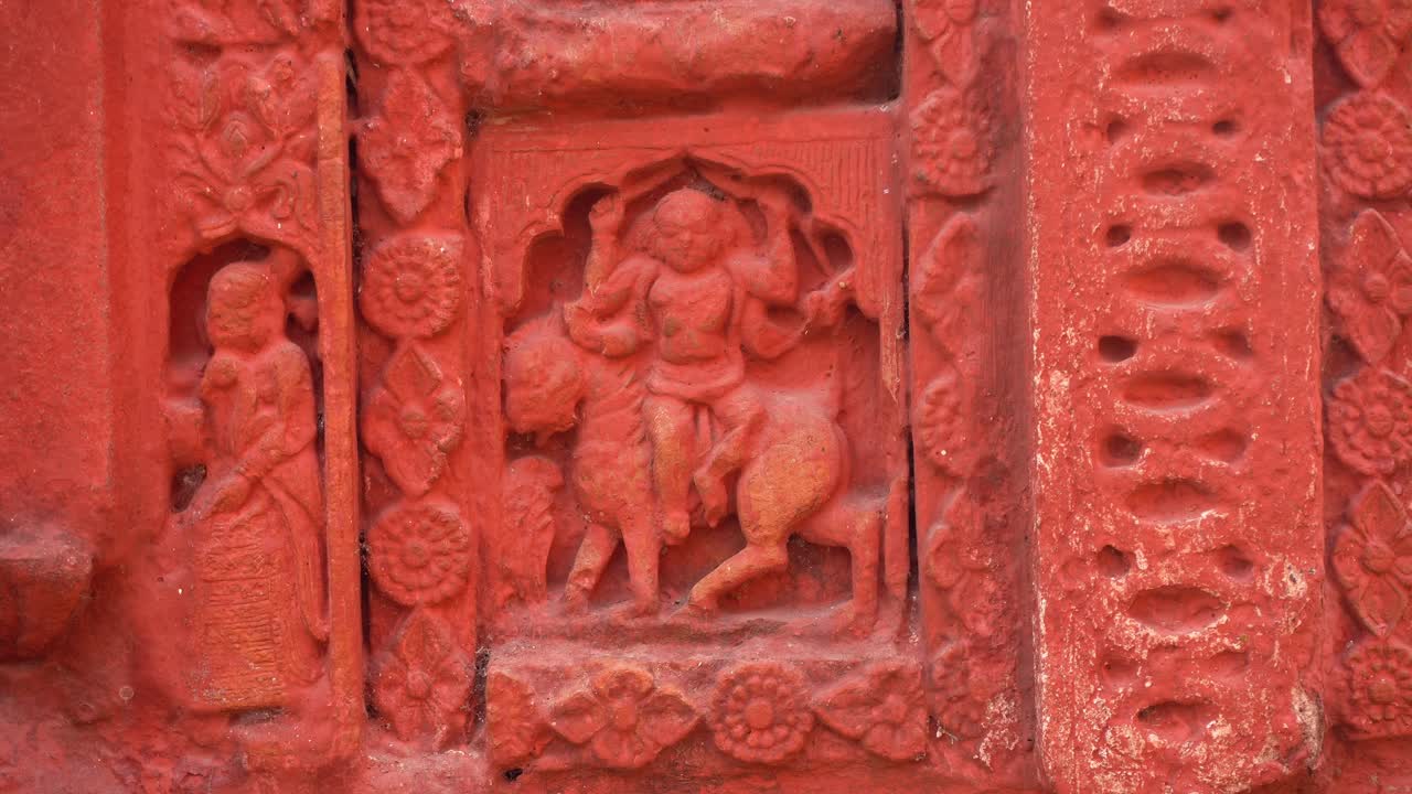 The red brick architecture is evident on the outer walls of this temple which the social system, culture and civilization of that time blossomed.Currently, the paintings are almost destroyed.