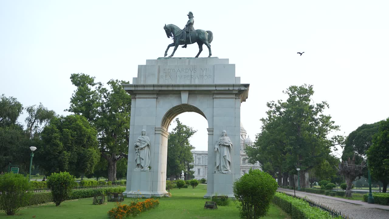 Edward VII Archway and Victoria Memorial Grounds in Kolkata
